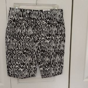 Inc Brand NWT Black and White Print Women's Shorts Size 2